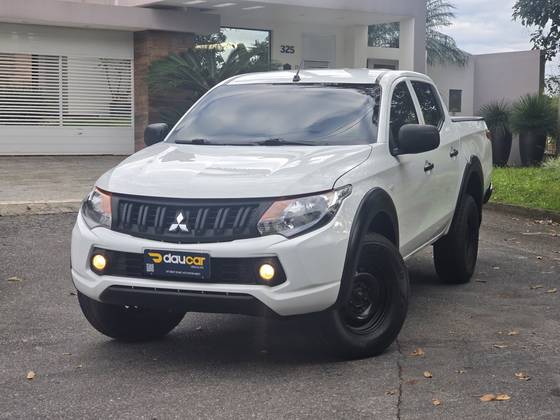 MITSUBISHI L200 TRITON 2.4 16V TURBO DIESEL GL CD 4X4 MANUAL MITSUBISHI L200 TRITON 2.4 16V TURBO DIESEL GL CD 4X4 MANUAL